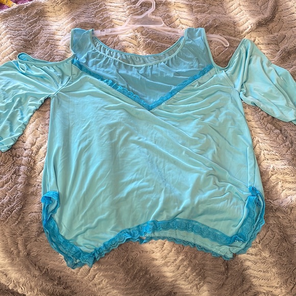NWOT Silky Blue Mesh Yoke Cold Shoulder Top with Lace Trim & Split Hem, Size 2x - Picture 2 of 6